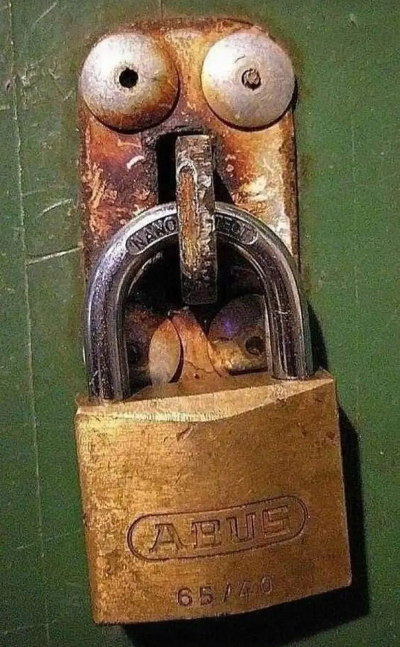 30 фото, после которых вы начнете подозревать каждую розетку в наличии души парейдолия, лица, предметы, фото, приколы, подборка, удивительное рядом