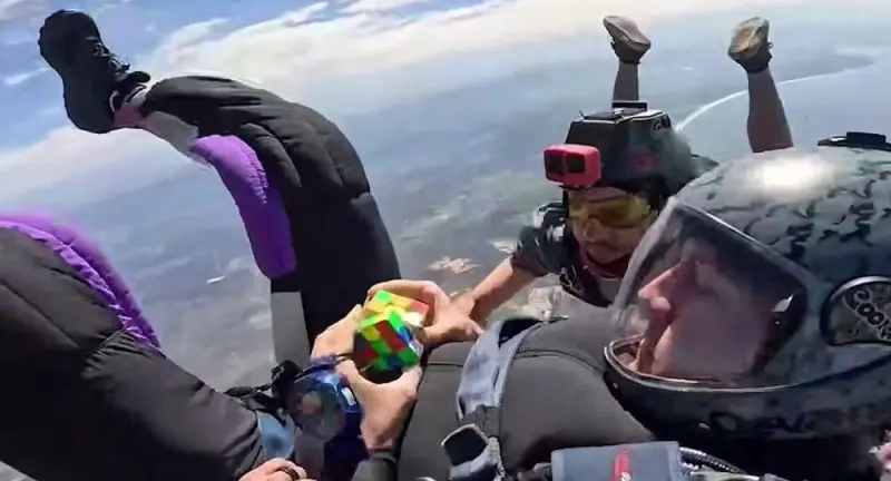 Собрать кубик Рубика в падении: немец побил рекорд с парашютом кубик Рубика, рекорд, парашют, экстрим, Том Копке, Гиннес, свободное падение