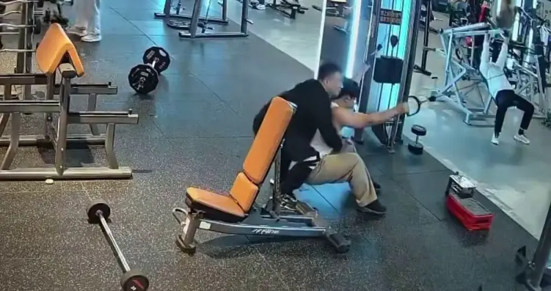 Два китайских богатыря против железного чудища: эпичное видео из зала Китай, видео, тренажерный зал, бодибилдеры, странное, камера наблюдения