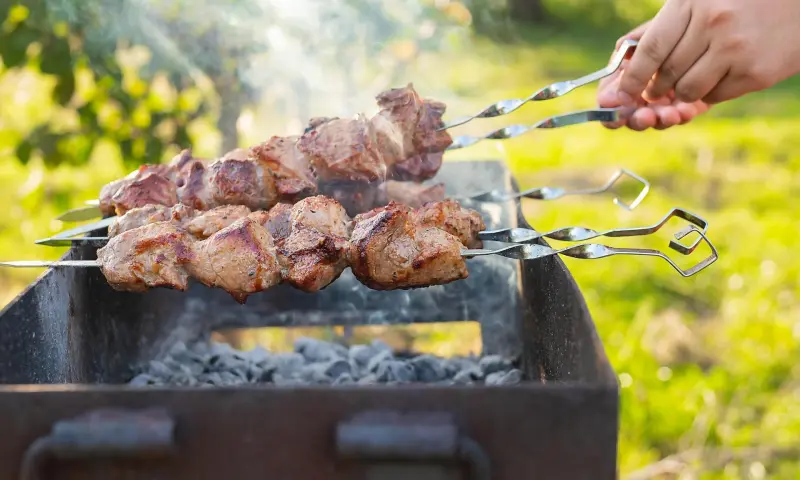 Ностальгический вкус: готовим шашлык из свинины по советскому рецепту с уксусом
