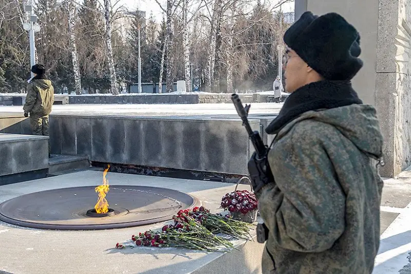Как в Новосибирске построили первый в стране мемориал с именами погибших: наперекор Москве и благодаря простой женщине Новосибирск, Монумент Славы, история, памятник, война, Фурцева, Чернобровцев