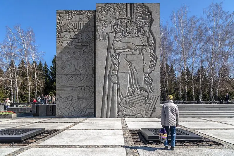Как в Новосибирске построили первый в стране мемориал с именами погибших: наперекор Москве и благодаря простой женщине Новосибирск, Монумент Славы, история, памятник, война, Фурцева, Чернобровцев