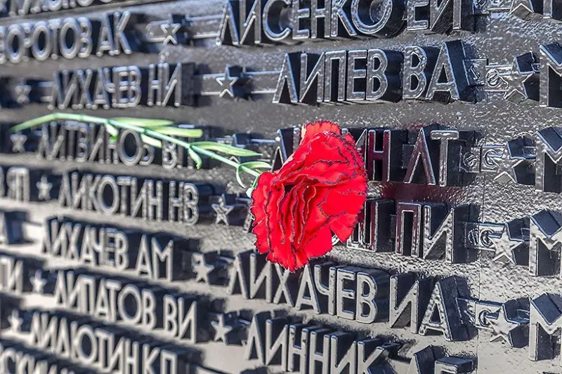 Как в Новосибирске построили первый в стране мемориал с именами погибших: наперекор Москве и благодаря простой женщине Новосибирск, Монумент Славы, история, памятник, война, Фурцева, Чернобровцев