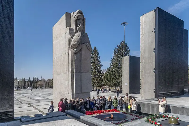 Как в Новосибирске построили первый в стране мемориал с именами погибших: наперекор Москве и благодаря простой женщине Новосибирск, Монумент Славы, история, памятник, война, Фурцева, Чернобровцев