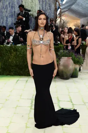 Бриллиантовый топ и черный низ: Ирина Шейк затмила всех на Met Gala 2026 Ирина Шейк, Met Gala, красная дорожка, бриллианты, мода, звезды, фото