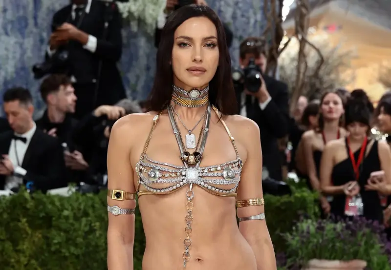 Бриллиантовый топ и черный низ: Ирина Шейк затмила всех на Met Gala 2026