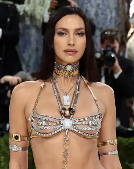 Бриллиантовый топ и черный низ: Ирина Шейк затмила всех на Met Gala 2026 Ирина Шейк, Met Gala, красная дорожка, бриллианты, мода, звезды, фото