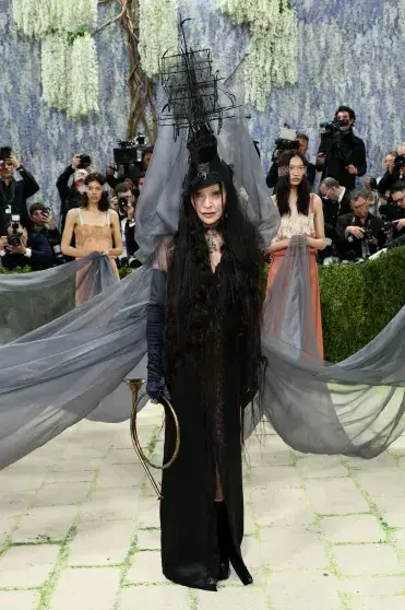 Мадонна на Met Gala: образ с кораблем и помолвка с молодым бойфрендом Мадонна, Met Gala, Saint Laurent, Аким Моррис, Энтони Ваккарелло, красная дорожка, Ирина Шейк, Джиджи Хадид, Николь Кидман, Кайли Дженнер