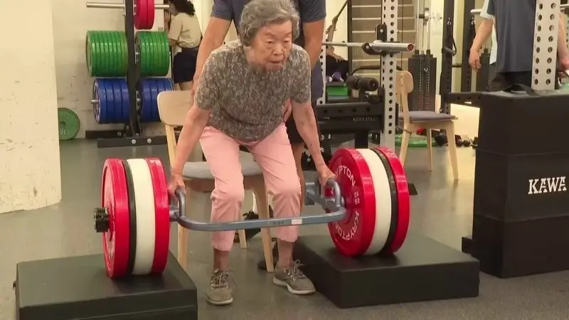 89-летняя и 91-летняя: китайские бабушки-качалки, которые тягают штангу