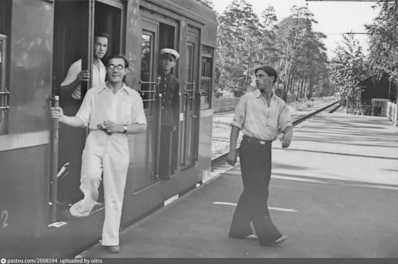 Ленинград-1953: похороны вождя, женщины у станков и стильные пижоны на Дворцовой ленинград 1953, история ссср, ретро фото, галерная улица, смерть сталина, газ-69, невский проспект