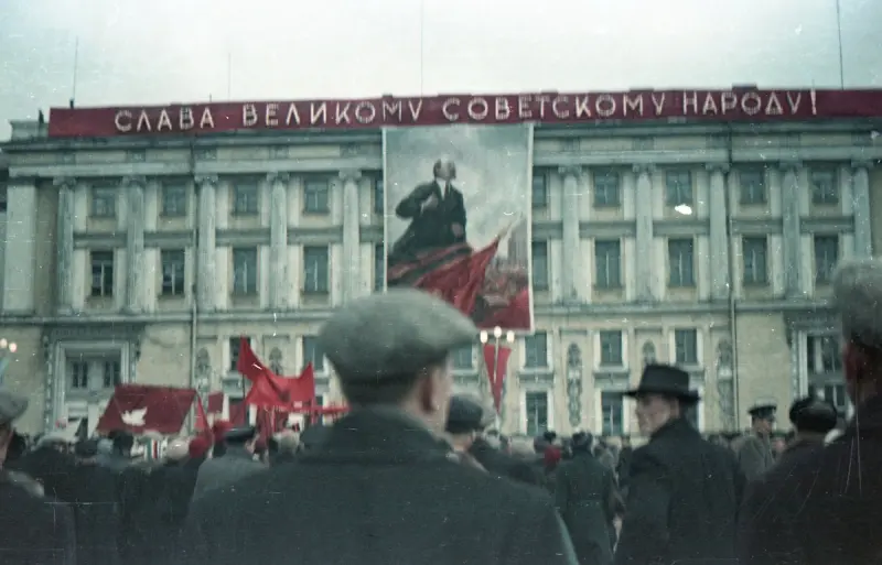 Ленинград-1953: похороны вождя, женщины у станков и стильные пижоны на Дворцовой ленинград 1953, история ссср, ретро фото, галерная улица, смерть сталина, газ-69, невский проспект