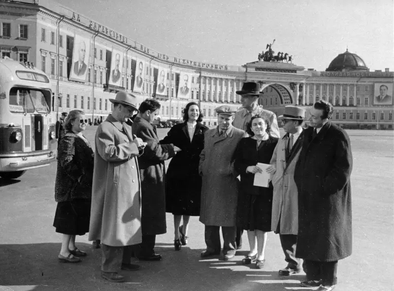 Ленинград-1953: похороны вождя, женщины у станков и стильные пижоны на Дворцовой ленинград 1953, история ссср, ретро фото, галерная улица, смерть сталина, газ-69, невский проспект