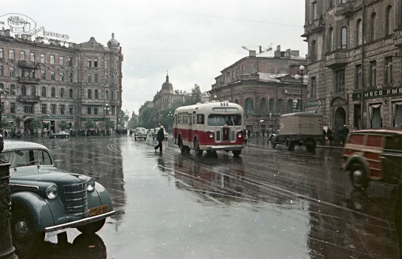 Ленинград-1953: похороны вождя, женщины у станков и стильные пижоны на Дворцовой ленинград 1953, история ссср, ретро фото, галерная улица, смерть сталина, газ-69, невский проспект