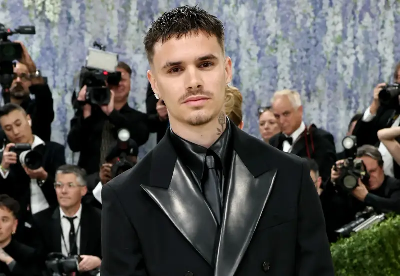 Ромео Бекхэм затмил брата: дебют на Met Gala в костюме Burberry и семейные интриги