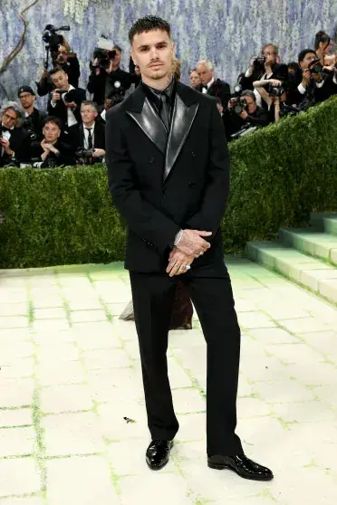 Ромео Бекхэм затмил брата: дебют на Met Gala в костюме Burberry и семейные интриги Ромео Бекхэм, Met Gala, Бруклин Бекхэм, Burberry, Рози Хантингтон-Уайтли, Виктория Бекхэм, Дэвид Бекхэм, мода, знаменитости