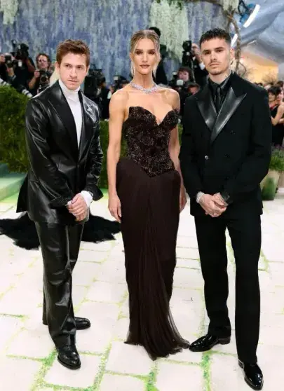 Ромео Бекхэм затмил брата: дебют на Met Gala в костюме Burberry и семейные интриги Ромео Бекхэм, Met Gala, Бруклин Бекхэм, Burberry, Рози Хантингтон-Уайтли, Виктория Бекхэм, Дэвид Бекхэм, мода, знаменитости