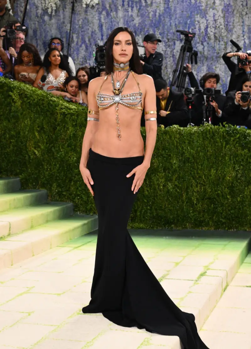 Бриллиантовый топ и часы на шее: Ирина Шейк стала королевой Met Gala 2026 Ирина Шейк, Met Gala, мода, знаменитости, красная дорожка, бриллианты, Alexander Wang, секреты красоты, воспитание детей, Лея, Брэдли Купер