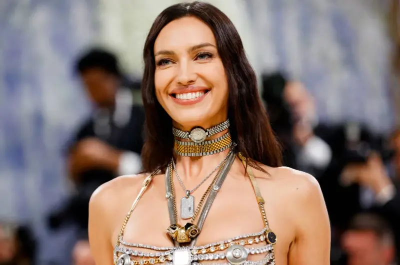 Бриллиантовый топ и часы на шее: Ирина Шейк стала королевой Met Gala 2026 Ирина Шейк, Met Gala, мода, знаменитости, красная дорожка, бриллианты, Alexander Wang, секреты красоты, воспитание детей, Лея, Брэдли Купер