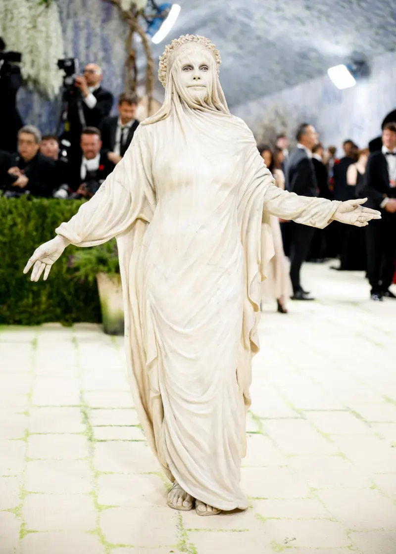 Скандальный бал: Met Gala-2026 и его самые странные образы Met Gala, мода, скандал, звезды, Джеф Безос, Хайди Клум, наряды