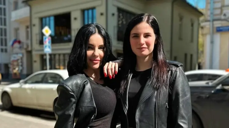 «Ура! Наконец-то в городе весна»: Юлия Волкова вышла на прогулку со своей взрослой дочерью