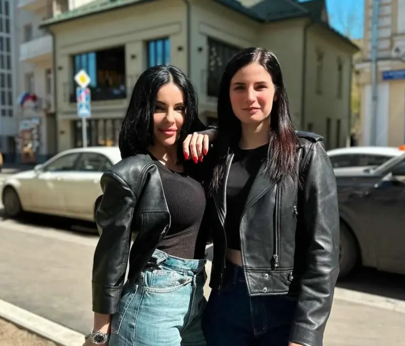 «Ура! Наконец-то в городе весна»: Юлия Волкова вышла на прогулку со своей взрослой дочерью Юлия Волкова, Тату, дочь, Виктория, фото, весна, прогулка, семья, университет