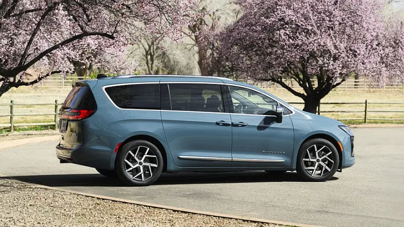 Chrysler скорректировал цены на обновлённый минивэн Pacifica Chrysler Pacifica, минивэн, цены на авто, рестайлинг, Stellantis, Pentastar, полный привод, 2026 год