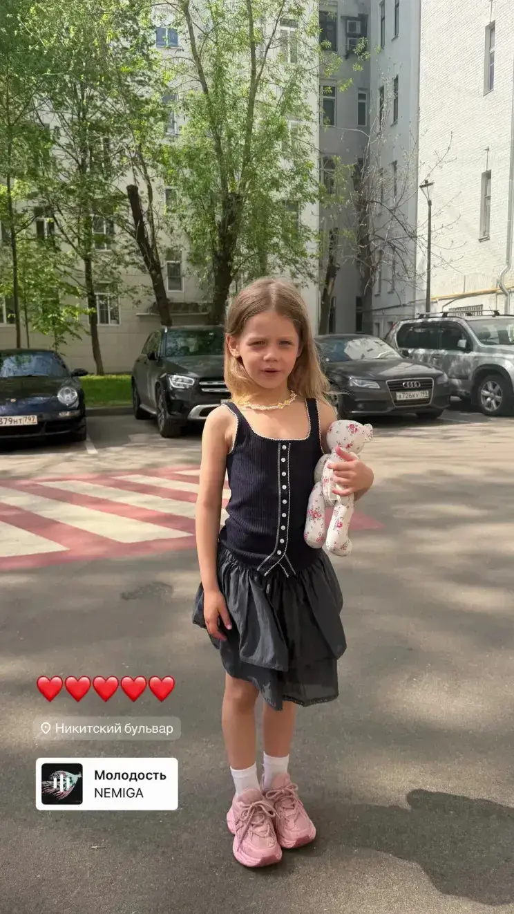 Маленькая модница: дочь Павла Табакова и Софьи Синицыной примерила взрослый лук Софья Синицына, Павел Табаков, Мия Табакова, дети звезд, стиль, мода, личная жизнь, слухи