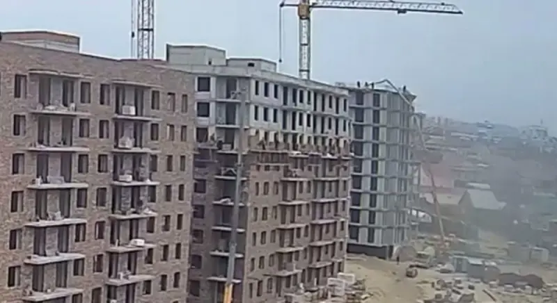 Смертельное падение: на стройке в Бурятии рухнули рабочие