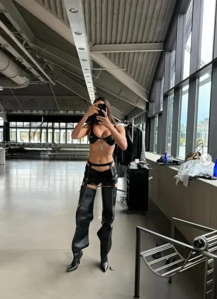 Кожа и ботфорты: Ирина Шейк показала провокационные фото перед Met Gala Ирина Шейк, Met Gala, мода, звезды, фотосессия, ботфорты, Александр Вэнг, Брэдли Купер, Джиджи Хадид