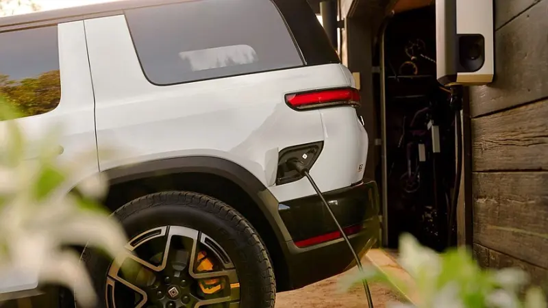 Rivian R2 готовит сюрпризы: анонсированы новые версии, включая мощный R2X