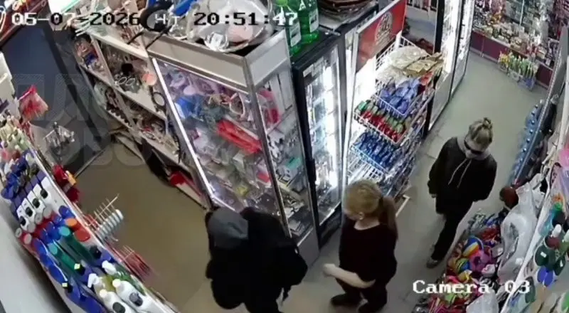 «Отпусти меня!»: в Питере юная воровка оттаскала за волосы продавщицу, которая её поймала