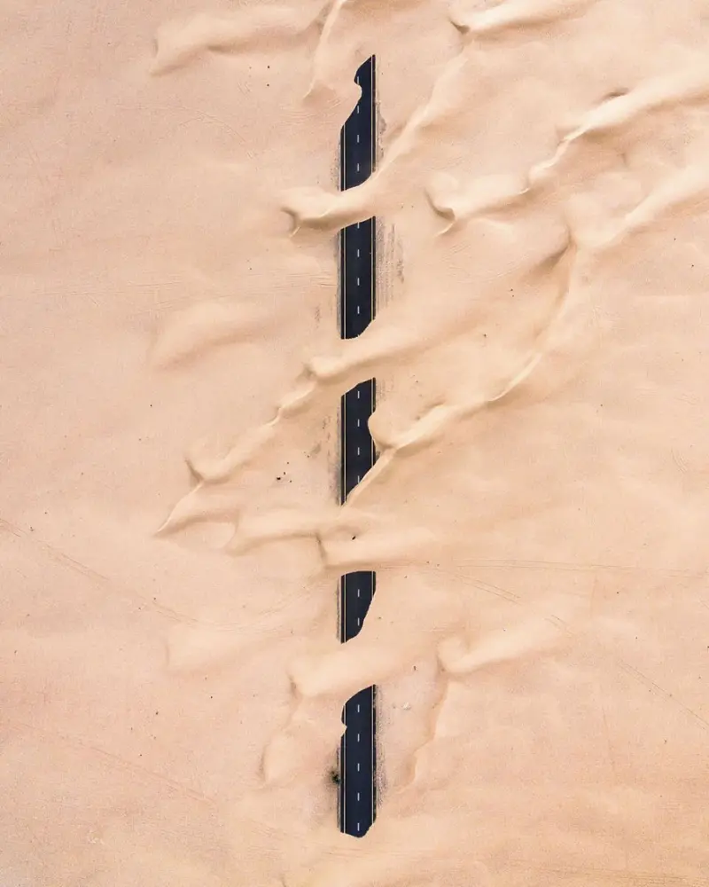 Пустыня наступает: как песок ОАЭ поглощает мегаполисы с высоты птичьего полета пустыня, ОАЭ, аэрофотосъемка, дрон, природа, город, Дубай, Айренис Херек, фотограф, песок, цивилизация