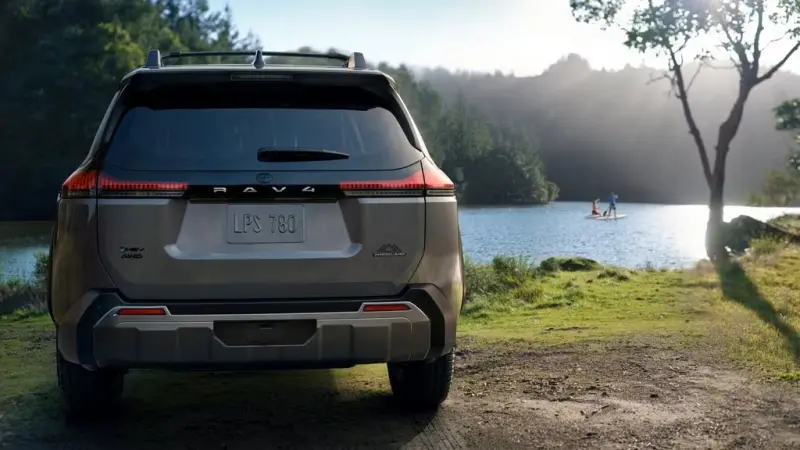 Какой гибридный кроссовер лучше: Toyota RAV4, Honda CR-V или Subaru Forester? Toyota RAV4, Honda CR-V, Subaru Forester, гибрид, кроссовер, сравнение, полный привод, выбор авто, японские авто