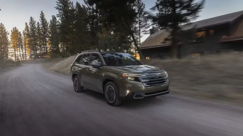 Какой гибридный кроссовер лучше: Toyota RAV4, Honda CR-V или Subaru Forester? Toyota RAV4, Honda CR-V, Subaru Forester, гибрид, кроссовер, сравнение, полный привод, выбор авто, японские авто