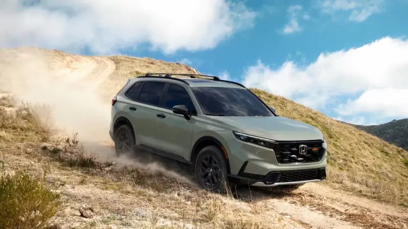 Какой гибридный кроссовер лучше: Toyota RAV4, Honda CR-V или Subaru Forester? Toyota RAV4, Honda CR-V, Subaru Forester, гибрид, кроссовер, сравнение, полный привод, выбор авто, японские авто