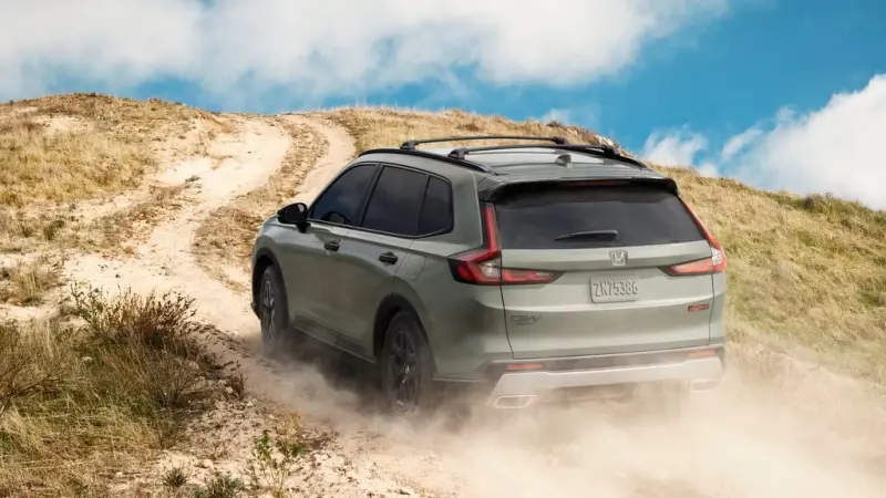 Какой гибридный кроссовер лучше: Toyota RAV4, Honda CR-V или Subaru Forester? Toyota RAV4, Honda CR-V, Subaru Forester, гибрид, кроссовер, сравнение, полный привод, выбор авто, японские авто