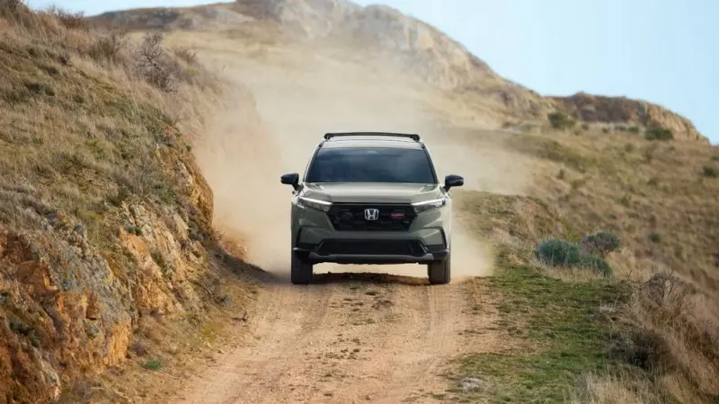 Какой гибридный кроссовер лучше: Toyota RAV4, Honda CR-V или Subaru Forester? Toyota RAV4, Honda CR-V, Subaru Forester, гибрид, кроссовер, сравнение, полный привод, выбор авто, японские авто