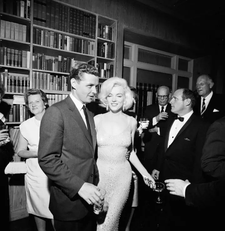 Пятьдесят оттенков голого: как naked dress захватили мир голое платье, naked dress, Канны, Мэрилин Монро, Ким Кардашьян, Шер, Бьянка Цензори, мода, знаменитости, красная дорожка
