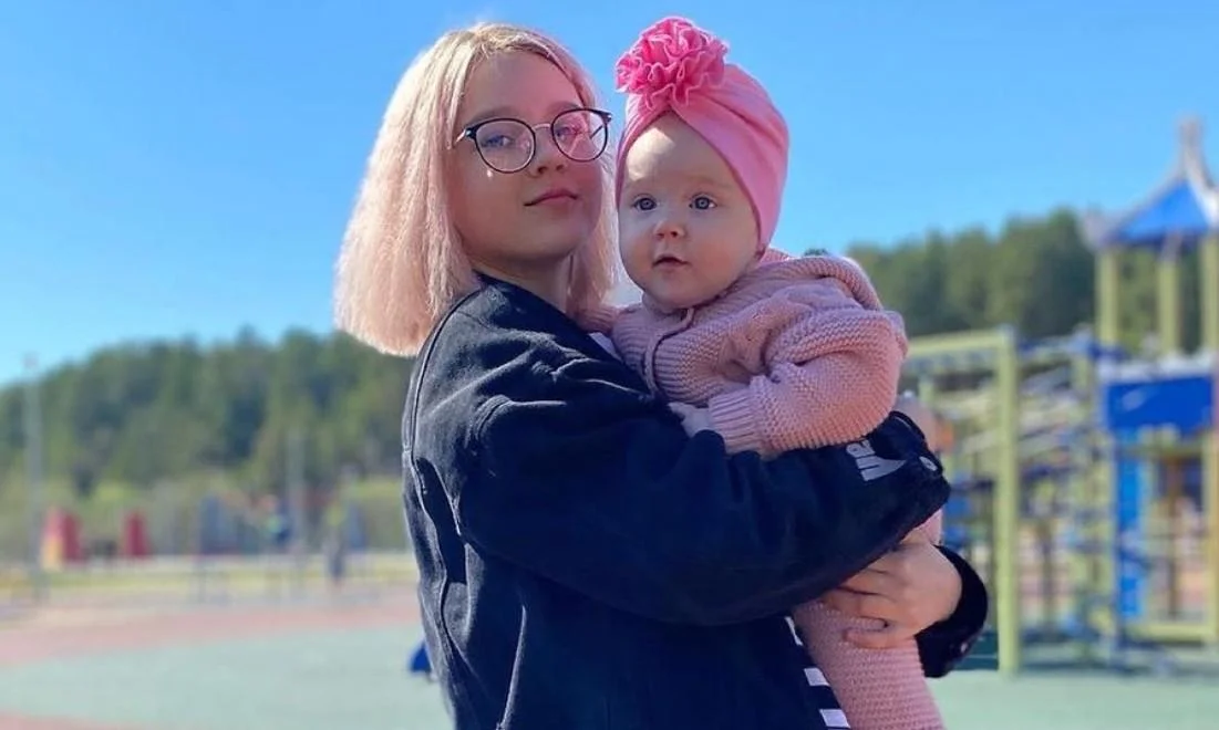 20-летняя мать-одиночка из «Пусть говорят» родила второго ребенка и раскрыла его пол Дарья Суднишникова, Пусть говорят, роды, дети, блогер, скандал, семья, Эмилия, Артур Столетов, второй ребенок, новости