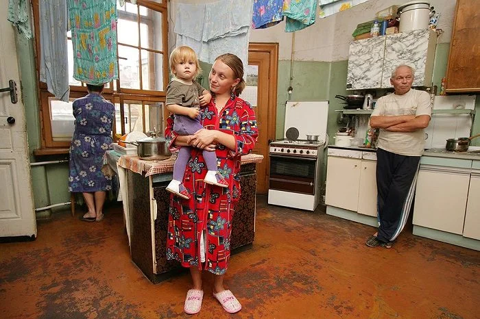 Почему в СССР ходили по дому в уличной обуви, а сейчас – только в тапочках СССР, обувь, галоши, тапочки, история, быт, традиции, Хрущев