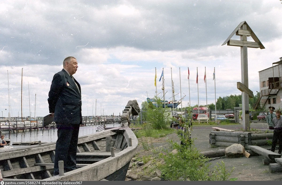 Россия 1994 года в архивных кадрах: от МММ до приезда Солженицына 1994 год, россия, ммм, солженицын, архивные фото, 90-е, пугачёва, киркоров, ельцин, суздаль, владивосток, псков