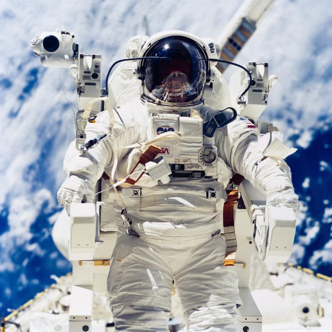 Самый жуткий снимок космоса: астронавт без троса над Землей космос, NASA, астронавты, история, фотография, технологии