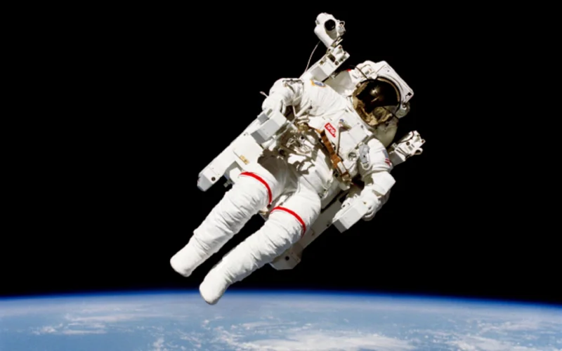 Самый жуткий снимок космоса: астронавт без троса над Землей космос, NASA, астронавты, история, фотография, технологии