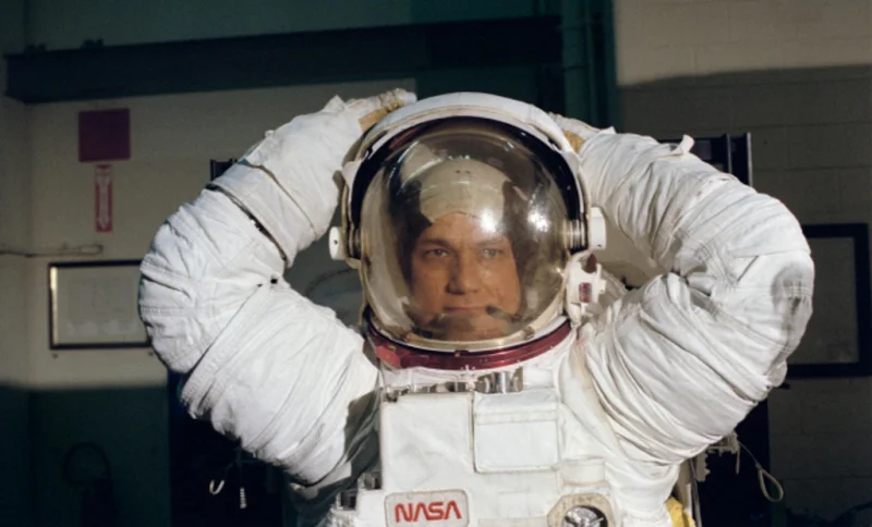 Самый жуткий снимок космоса: астронавт без троса над Землей космос, NASA, астронавты, история, фотография, технологии