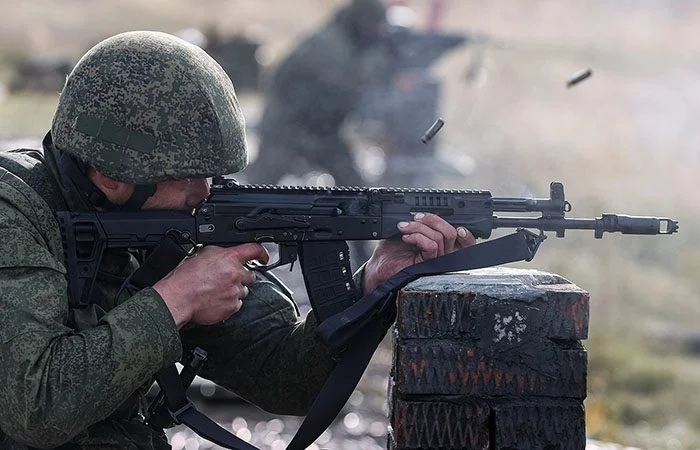 АК-12 vs М4А1: битва идеологий на поле боя АК-12, М4А1, оружие, автомат, винтовка, сравнение, AR-15, Калашников, армия, бой