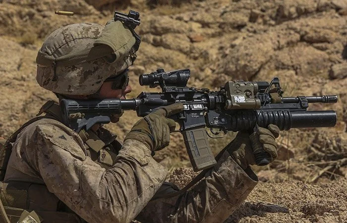 АК-12 vs М4А1: битва идеологий на поле боя АК-12, М4А1, оружие, автомат, винтовка, сравнение, AR-15, Калашников, армия, бой
