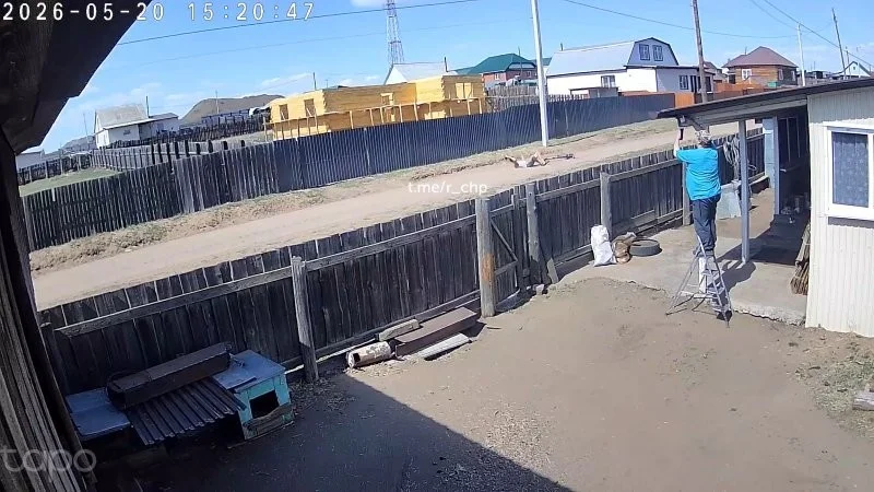 «Даже бровью не повёл»: уличная камера сняла идеальную реакцию мужчины на упавшего самокатчика самокатчик, падение, уличная камера, реакция, видео, курьез, электросамокат