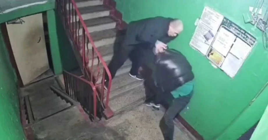 Участник драки неожиданно перехватил инициативу во Владивостоке драка, подъезд, Владивосток, потасовка, второе дыхание, видео, камера наблюдения