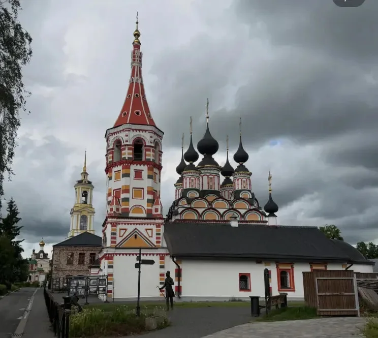 Мама и дочка в одинаковых платьях: Алеся Кафельникова показала кадры из Суздаля с четырёхлетней Киарой Алеся Кафельникова, Киара, парные образы, Суздаль, фотосессия, семья, дети знаменитостей