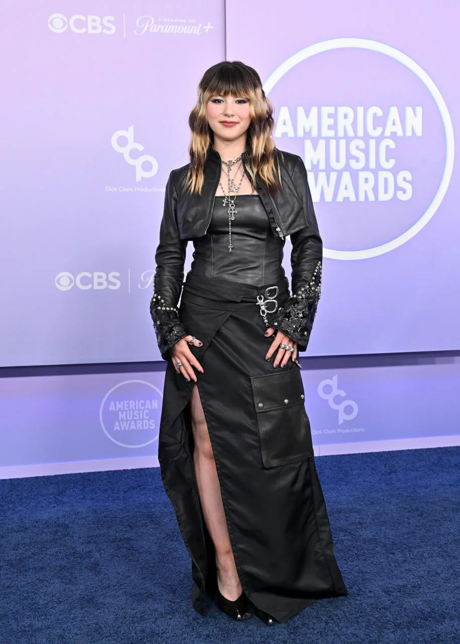 Звездные откровения на American Music Awards: от Тияны Тейлор до Pussycat Dolls American Music Awards, Тияна Тейлор, Хиллари Дафф, Pussycat Dolls, голые платья, звезды, премия, красная дорожка, BTS, Sabrina Carpenter